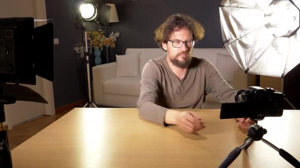 Blogger Przygotowuje Kamerę Nagrywania Wideo — Wideo stockowe