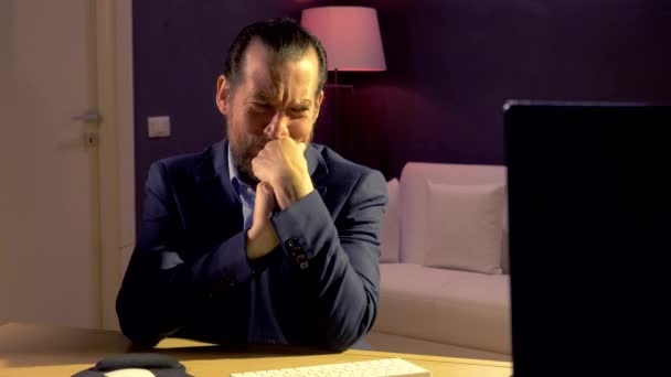 会社の破綻後 夜にオフィスで泣くビジネスマン — ストック動画