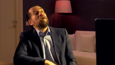 İş adamı gece nefes almaya çalışırken ofiste stresli