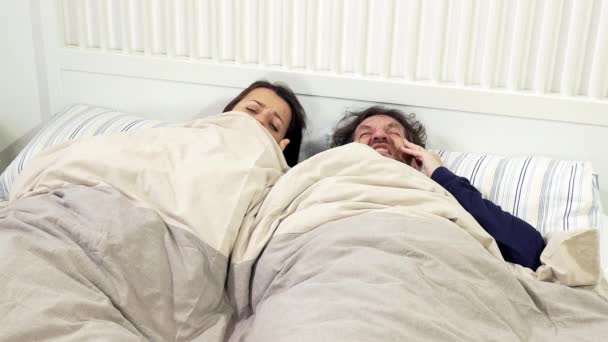 夫妇在床上生病 在春季强烈过敏 — 图库视频影像
