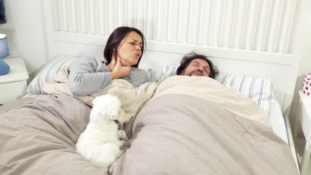 春に強いアレルギーの病気のベッドでカップル — ストック動画