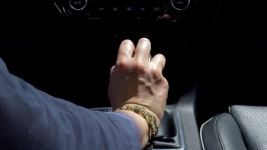 El bir araba sürüş sırasında vites değiştirme kadın