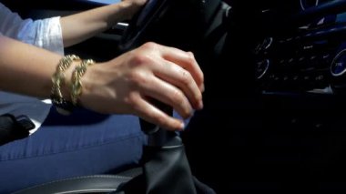 El bir araba sürüş sırasında vites değiştirme kadın