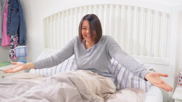 Feliz Hermosa Mujer Enamorada Cachorro Perro Jugando Cama — Vídeo de stock