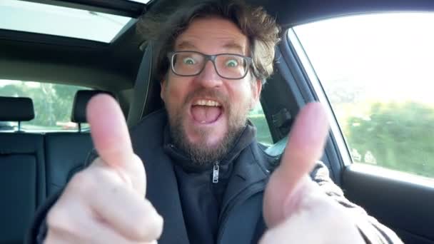 Boldog Mosolygó Ember Keresi Kamera Kamera Hüvelykujjával Felfelé Jele Vezetés — Stock videók