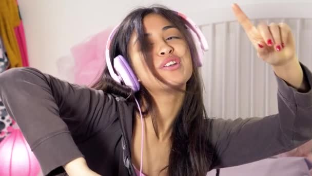 Feliz Estudiante Sentada Cama Escuchando Música Mientras Baila Casa — Vídeos de Stock