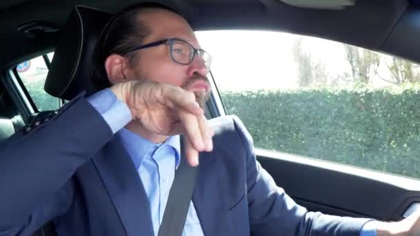 Ευτυχισμένος Hipster Business Man Χορεύει Κατά Την Οδήγηση Αυτοκινήτου Closeup — Αρχείο Βίντεο