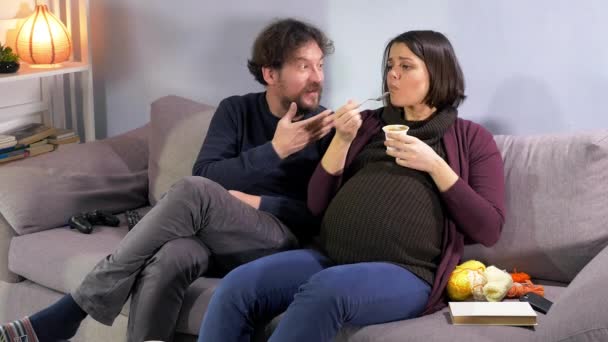 Man Berätta Gravid Fru Hon Äter För Mycket — Stockvideo