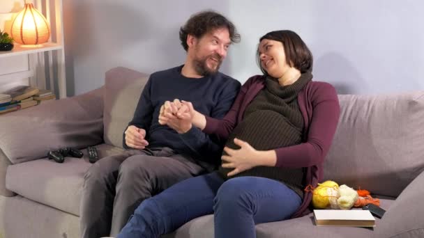 Těhotná Žena Gauči Drží Ruku Manžela Usmíval Šťastný Mluví — Stock video
