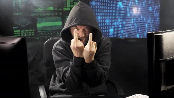 Hackeador Enojado Mostrando Dedo Medio — Vídeo de stock