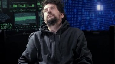 Üzgün umutsuz adam gece mutsuz closeup kodlama pc önünde çalışma