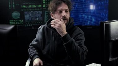 Üzgün umutsuz adam pc mutsuz kodlama önünde gece çalışma