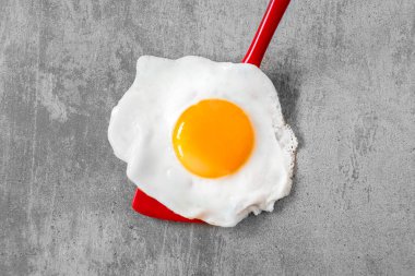 Sahanda yumurta üzerinde bir spatula