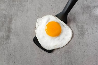 Sahanda yumurta üzerinde bir spatula