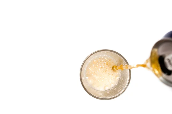 Vue du dessus de la bière coulant dans un verre — Photo