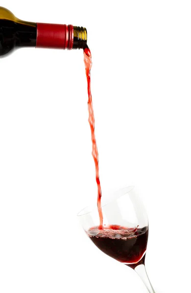 병에 담긴 붉은 포도주를 유리잔에 붓는 모습 — 스톡 사진