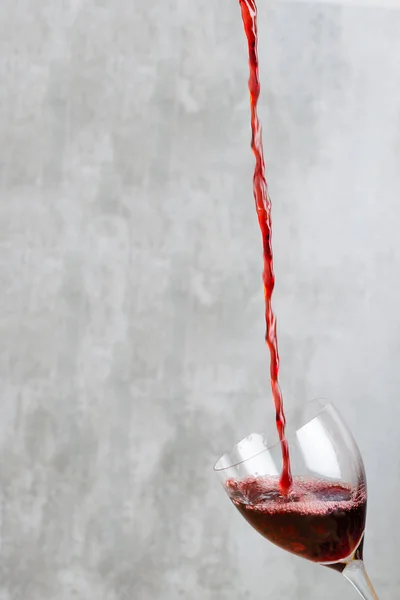 एक ग्लास में लाल शराब डालना — स्टॉक फ़ोटो, इमेज