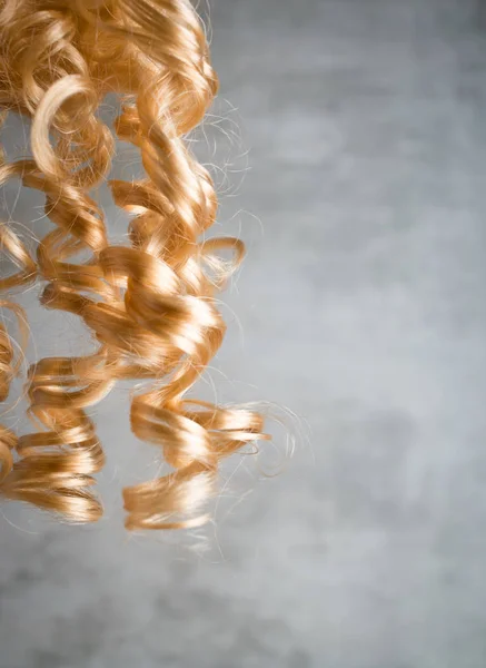 Uzun sarı kıvırcık saçlı — Stok fotoğraf