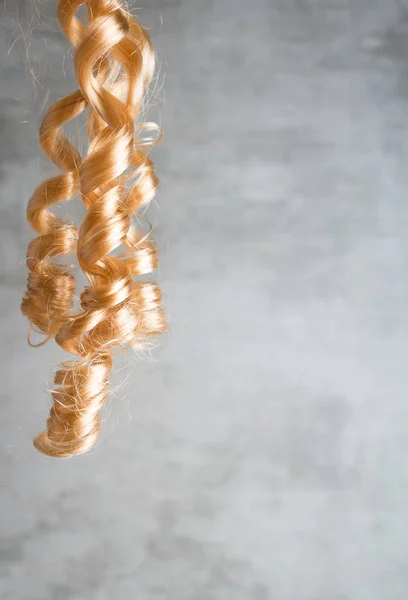 Uzun sarı kıvırcık saçlı — Stok fotoğraf