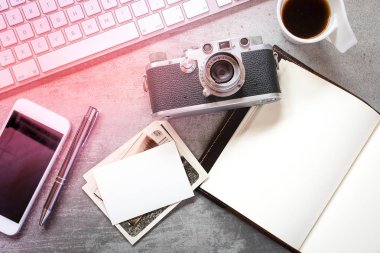 Beton bir tabloda fotoğrafçılar çalışma alanı