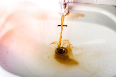 Bir lavabo içine çalışan kirli kahverengi su