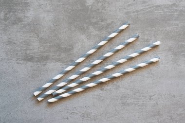 Gri ve beyaz çizgili içme payet