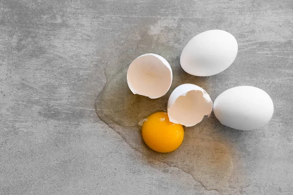 화이트는 구체적인 테이블에 계란 — 스톡 사진