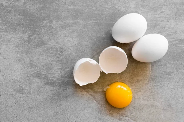 화이트는 구체적인 테이블에 계란 — 스톡 사진