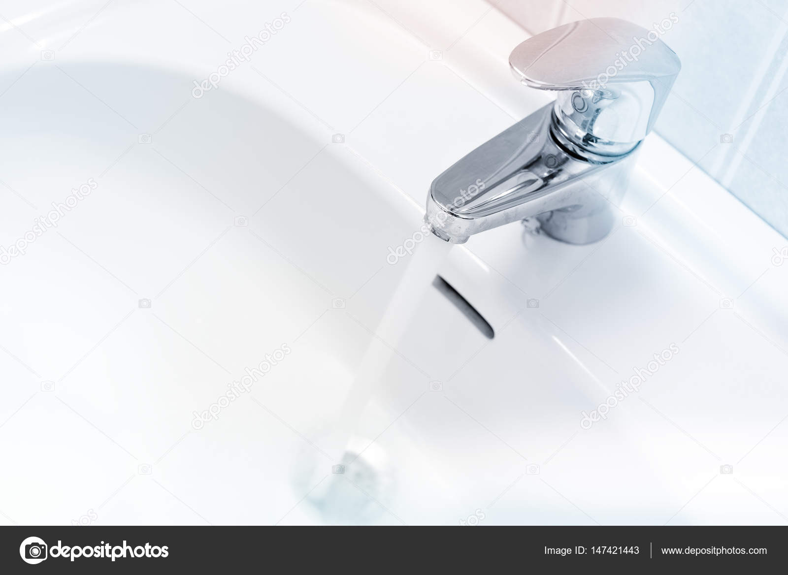 Eau Qui Coule Dun Robinet Dans Un évier Blanc