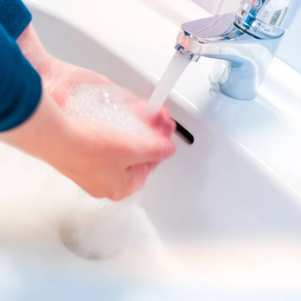 Mycie rąk pod bieżącą wodą — Zdjęcie stockowe