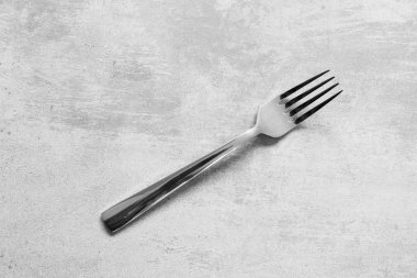Bir gri beton masada çatal