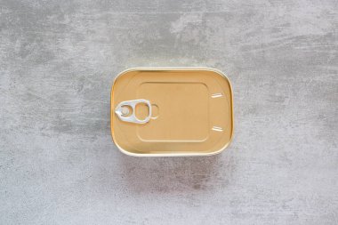 Beton bir tabloda sardalye konservesi