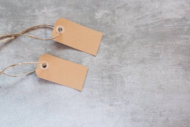 Dize ile geri dönüşümlü kağıttan yapılmış Hediyelik Etiketler 