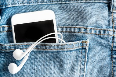 Akıllı telefon ve kulaklık arka cep üzerine pantolon kapat