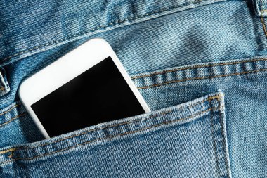 Arkada smartphone cep üzerine pantolon yakın çekim