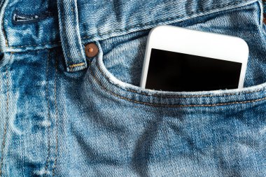Önünde smartphone cep üzerine pantolon yakın çekim