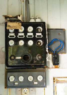 Terk edilmiş bir evde eski sigorta kutusu