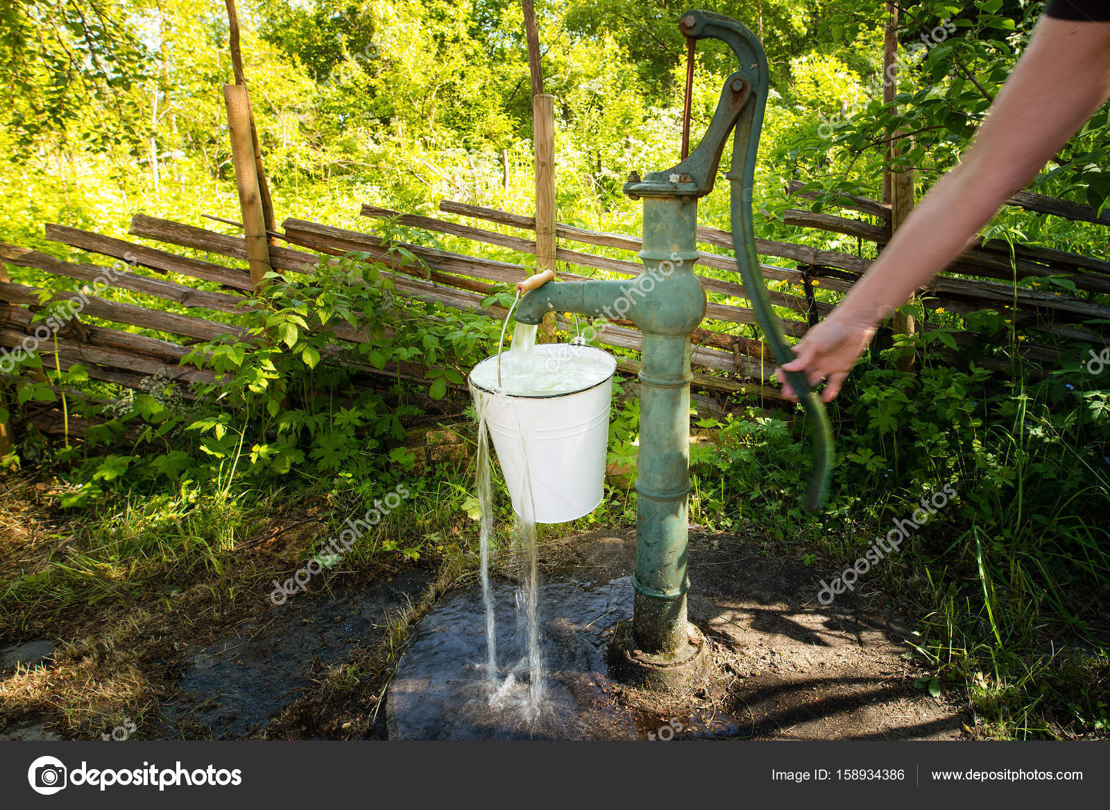 Alte Handwasserpumpe draußen im Garten - Stockfotografie