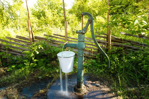 Alte Handwasserpumpe draußen im Garten — Stockfoto