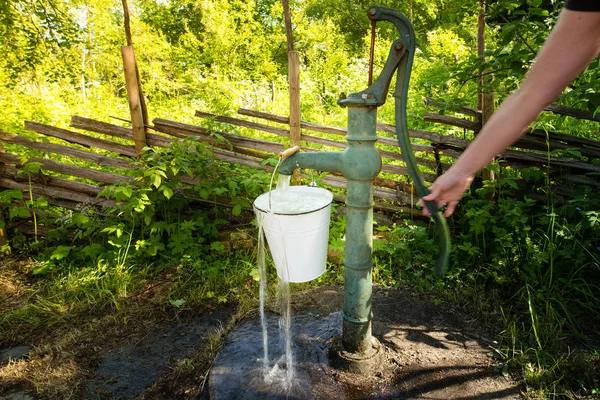 Pompa wody starym wyjadaczem poza w ogrodzie — Zdjęcie stockowe