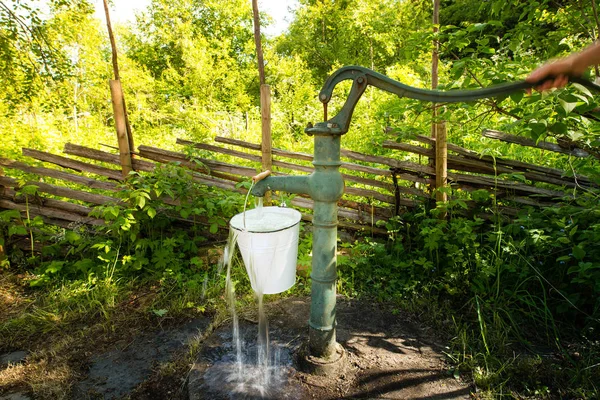 Pompe à eau ancienne à l'extérieur dans le jardin — Photo