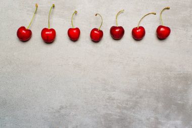 Beton zemin üzerine tatlı vahşi kırmızı kiraz