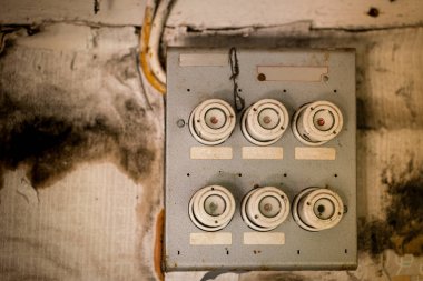 Terk edilmiş bir evde eski sigorta kutusu