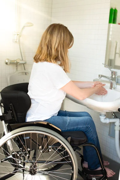 Pessoa em cadeira de rodas, lavar as mãos — Fotografia de Stock