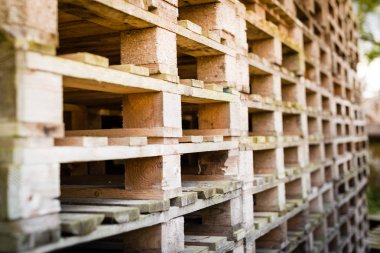 Ahşap palet dışarıda yığın