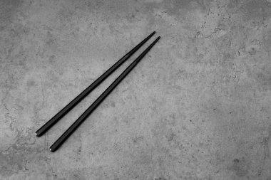 Beton üzerinde siyah çubuk çifti