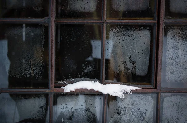 Vieja ventana con escarcha y nieve — Foto de Stock