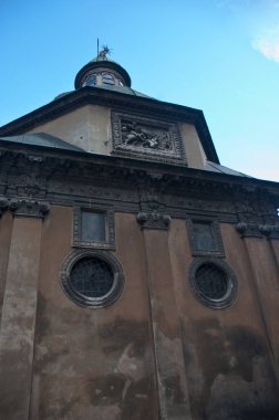 Başkalaşım Kilisesi eski taş bina ve yeşil yurt içinde lviv