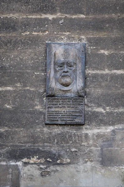 Estatua de piedra conmemorativa portait en la pared de la iglesia — Foto de Stock