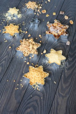 Ahşap arka plan üzerinde kahverengi şeker